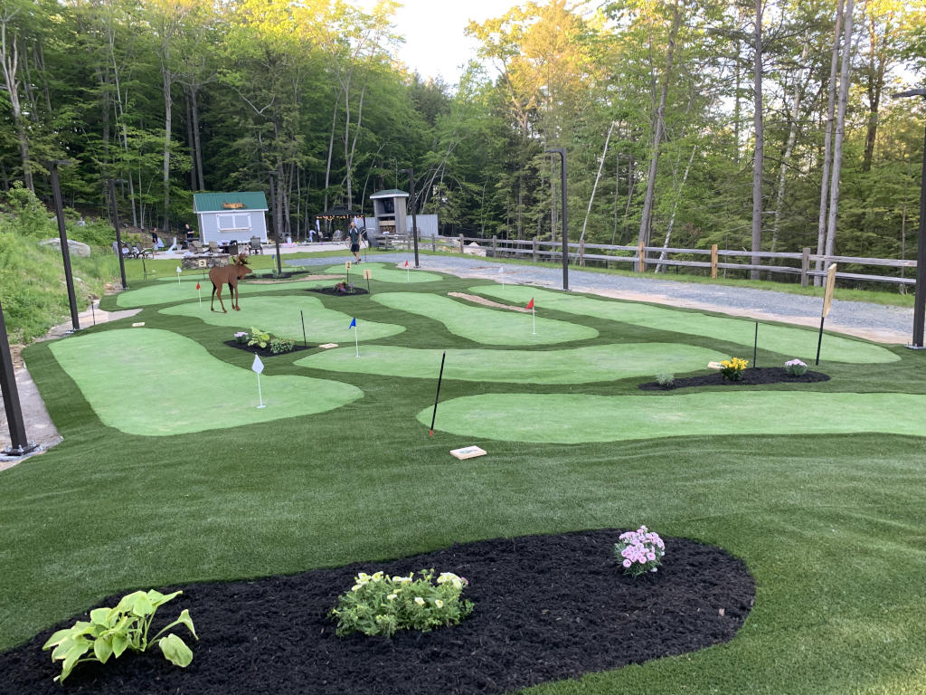 Use versitile settings for your Metro New York mini golf course.